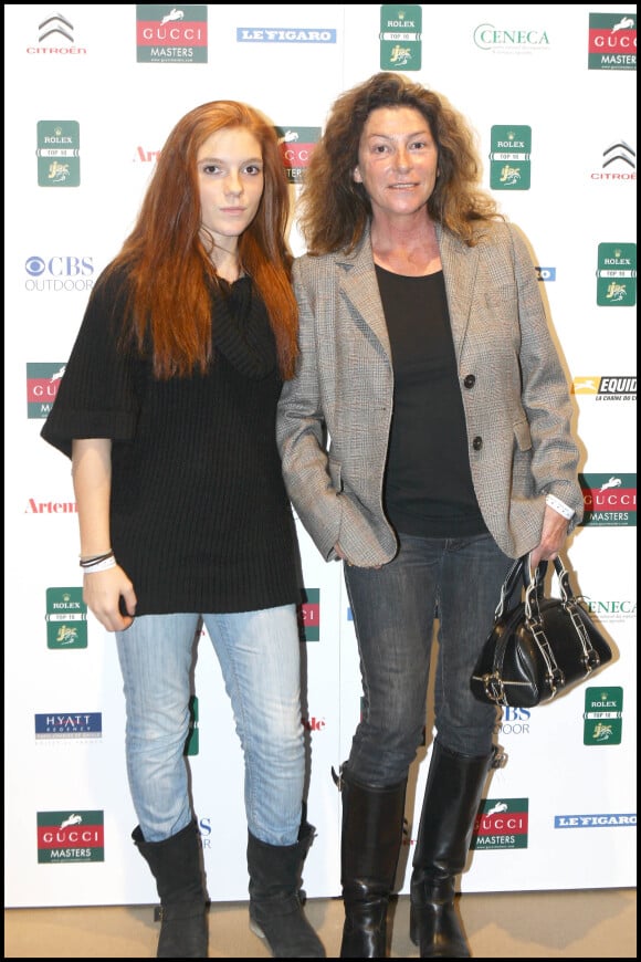 Florence Arthaud et sa fille Marie à Villepinte, le 11 décembre 2009.