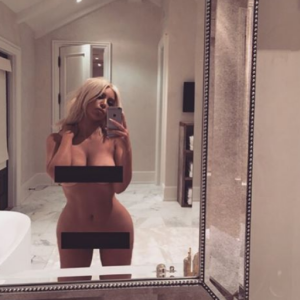 Kim Kardashian se met à nue sur sa page Instagram, le 8 mars 2016.