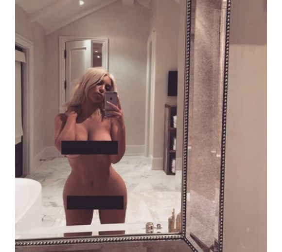 Kim Kardashian se met à nue sur sa page Instagram, le 8 mars 2016.