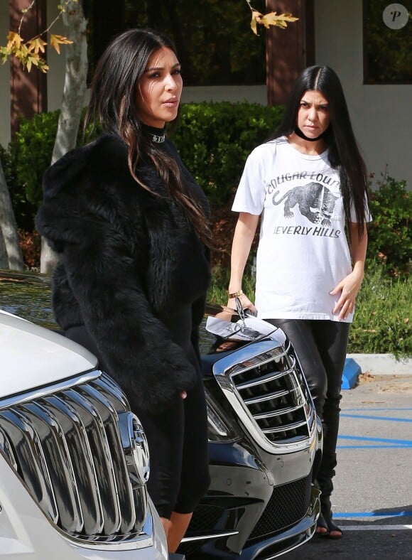 Kim Kardashian est allée déjeuner avec sa soeur Kourtney et son meilleur ami Jonathan Cheban au restaurant Hugo à Los Angeles, le 9 mars 2016