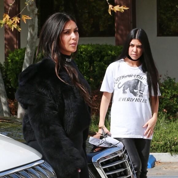 Kim Kardashian est allée déjeuner avec sa soeur Kourtney et son meilleur ami Jonathan Cheban au restaurant Hugo à Los Angeles, le 9 mars 2016