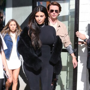 Kim Kardashian est allée déjeuner avec sa soeur Kourtney et son meilleur ami Jonathan Cheban au restaurant Hugo à Los Angeles, le 9 mars 2016