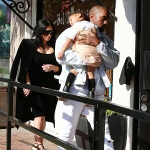 Kim Kardashian et son mari Kanye West sont allés déjeuner avec leur fille North à Bel-Air et rencontrent plus tard John Legend et sa femme Chrissy Teigen pour faire du shopping dans le quartier de Beverly Hills. Le 21 février 2016