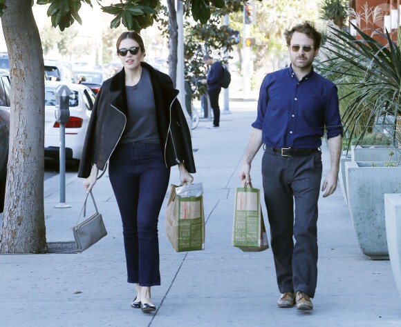 Mandy Moore fait du shopping avec son nouveau compagnon Taylor Goldsmith, du groupe Dawes, dans les rues de Beverly Hills. Le 5 novembre 2015