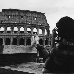 Kendall Jenner face au Colisée, quelques heures avant la soirée Fendi. Rome, le 10 mars 2016.