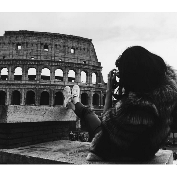 Kendall Jenner face au Colisée, quelques heures avant la soirée Fendi. Rome, le 10 mars 2016.