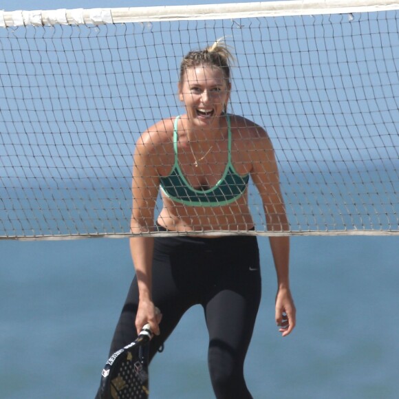 Maria Sharapova en pleine séance d'entrainement sur une plage à Santa Monica le 9 mars 2016