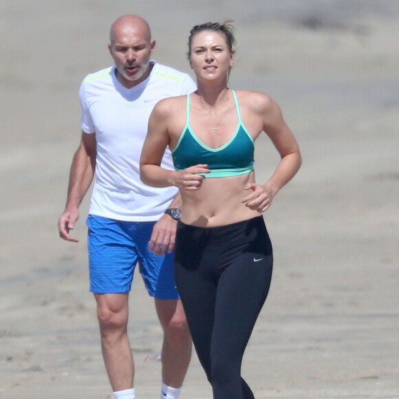 Maria Sharapova en pleine séance d'entrainement sur une plage à Santa Monica le 9 mars 2016