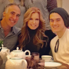 Tracey Bregman avec son compagnon Brian (à sa gauche) et son fils Landon (à sa droite)