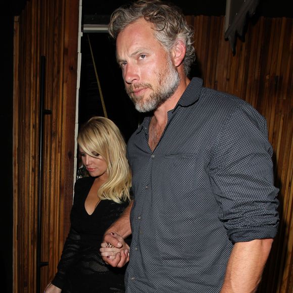 Jessica Simpson et son mari Eric Johnson à la sortie du club "The Nice Guy" à West Hollywood, le 19 février 2016.