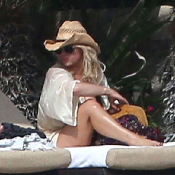 Exclusif - Jessica Simpson avec son mari Eric Johnson en vacances avec sa soeur Ashlee Simpson et son mari Evan Ross et leur fille Jagger à Cabo San Lucas au Mexique le 17 janvier 2016.