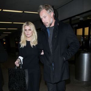 Jessica Simpson et son mari Eric Johnson à l'aéroport de Los Angeles le 13 janvier 2016.