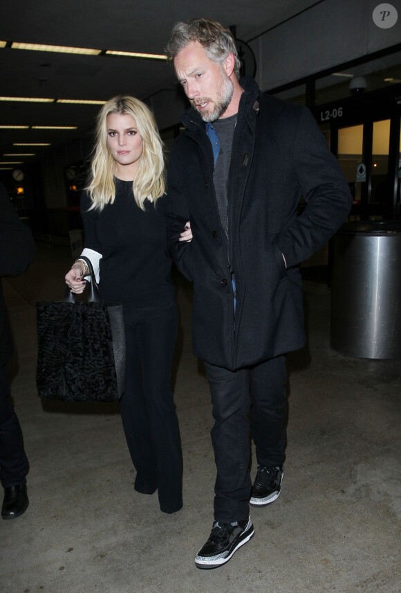 Jessica Simpson et son mari Eric Johnson à l'aéroport de Los Angeles le 13 janvier 2016.