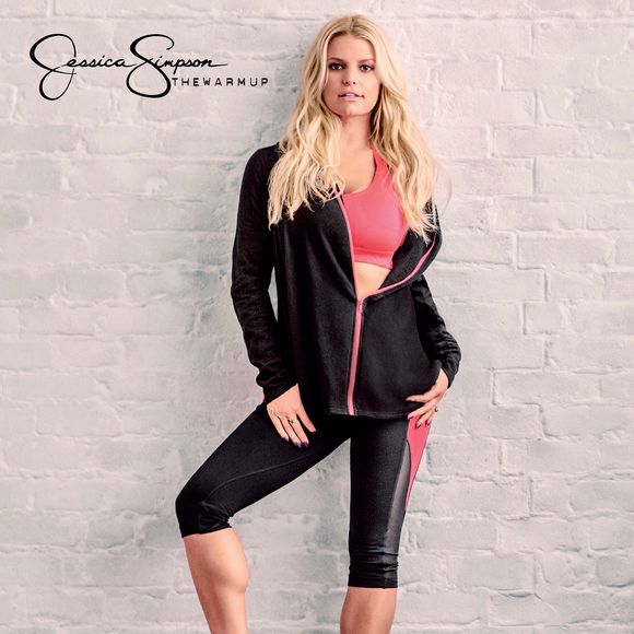 Jessica Simpson pose pour sa marque de vêtements de fitness "The warm up" à Los Angeles le 1er décembre 2015.