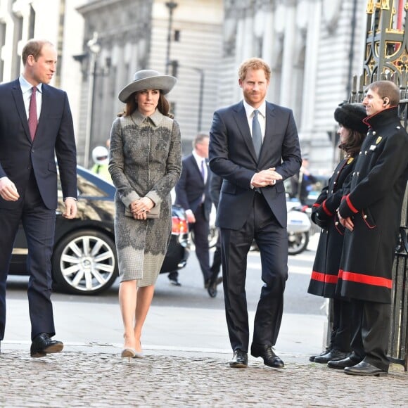 Le prince William, Kate Middleton et le prince Harry arrivent à l'abbaye de Westminster, le 14 mars 2016, pour le service du Commonwealth Day.