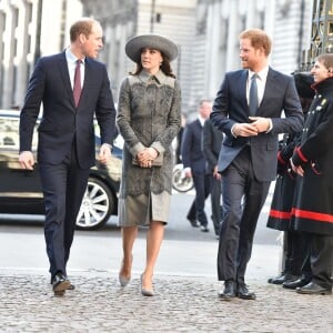 Le prince William, Kate Middleton et le prince Harry arrivent à l'abbaye de Westminster, le 14 mars 2016, pour le service du Commonwealth Day.