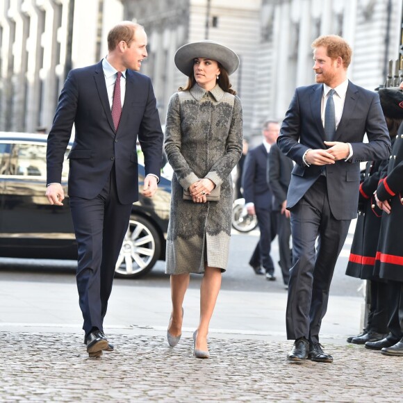 Le prince William, Kate Middleton et le prince Harry arrivent à l'abbaye de Westminster, le 14 mars 2016, pour le service du Commonwealth Day.
