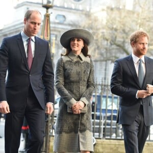 Le prince William, Kate Middleton et le prince Harry arrivent à l'abbaye de Westminster, le 14 mars 2016, pour le service du Commonwealth Day.