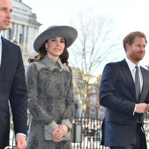 Le prince William, Kate Middleton et le prince Harry arrivent à l'abbaye de Westminster, le 14 mars 2016, pour le service du Commonwealth Day.