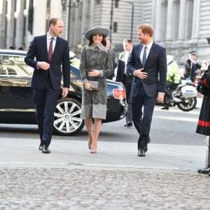 Le prince William, Kate Middleton et le prince Harry arrivent à l'abbaye de Westminster, le 14 mars 2016, pour le service du Commonwealth Day.