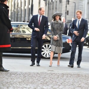 Le prince William, Kate Middleton et le prince Harry arrivent à l'abbaye de Westminster, le 14 mars 2016, pour le service du Commonwealth Day.