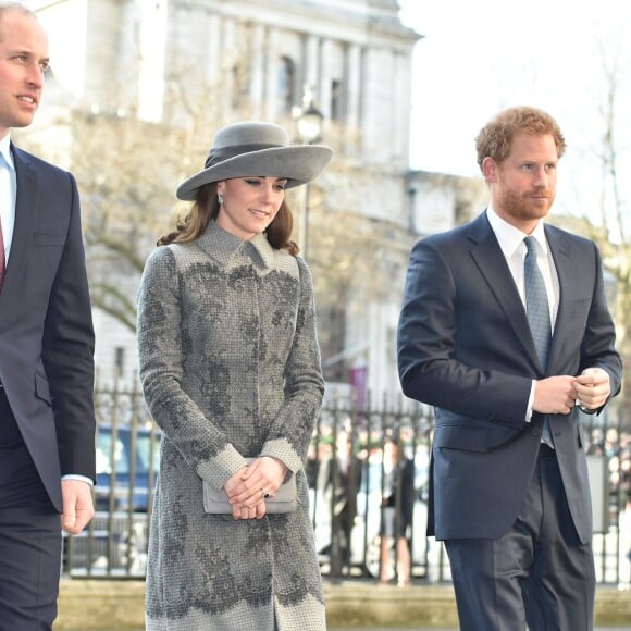 Le prince William, Kate Middleton et le prince Harry arrivent à l'abbaye de Westminster, le 14 mars 2016, pour le service du Commonwealth Day.