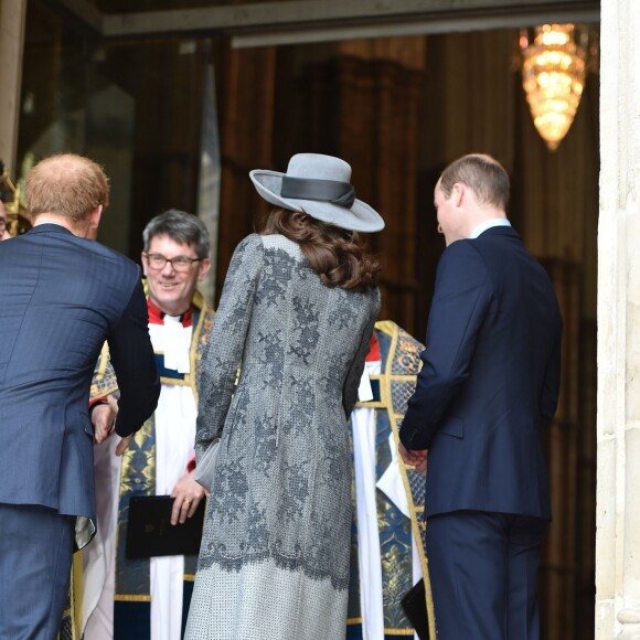 Le prince William, Kate Middleton, duc et duchesse de Cambridge, et le prince Harry arrivent à l'abbaye de Westminster, le 14 mars 2016, pour le service du Commonwealth Day.
