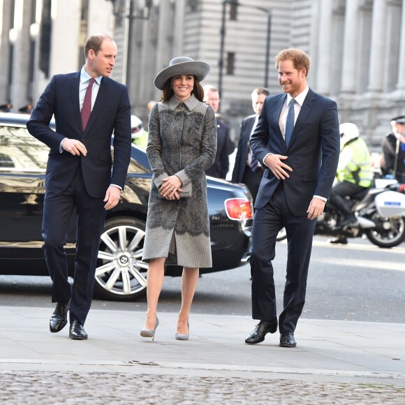 Le prince William, Kate Middleton, duc et duchesse de Cambridge, et le prince Harry arrivent à l'abbaye de Westminster, le 14 mars 2016, pour le service du Commonwealth Day.