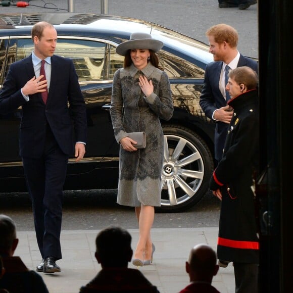 Le prince William, la duchesse Catherine de Cambridge et le prince Harry arrivent à l'abbaye de Westminster, le 14 mars 2016, pour le service du Commonwealth Day.