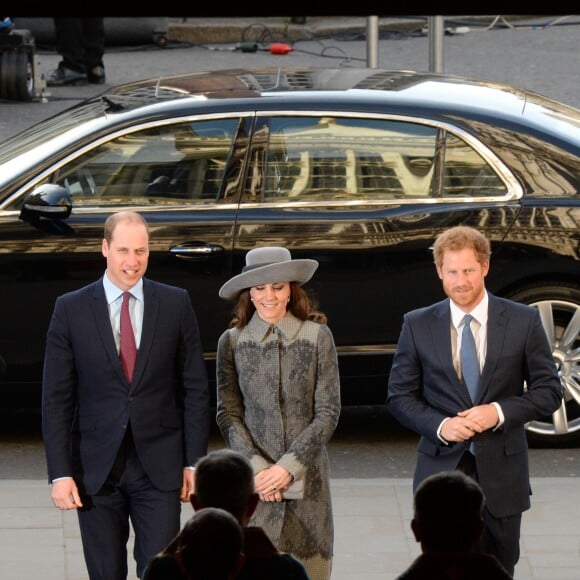 Le prince William, la duchesse Catherine de Cambridge et le prince Harry arrivent à l'abbaye de Westminster, le 14 mars 2016, pour le service du Commonwealth Day.