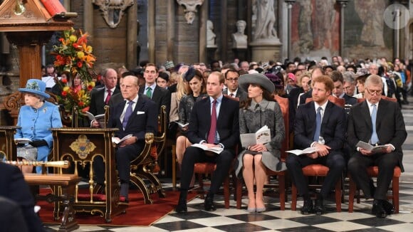 Elizabeth II, le prince Philip, le prince William, Kate Middleton, le prince Harry et le prince Andrew en l'abbaye de Westminster, le 14 mars 2016, pendant le service du Commonwealth Day.