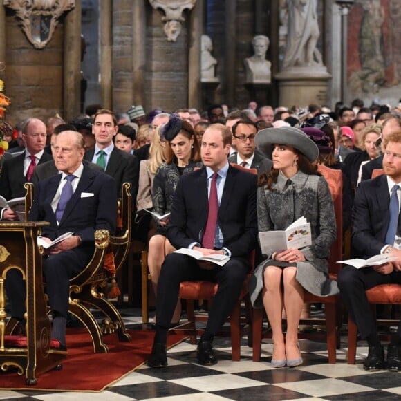 Elizabeth II, le prince Philip, le prince William, Kate Middleton, le prince Harry et le prince Andrew en l'abbaye de Westminster, le 14 mars 2016, pendant le service du Commonwealth Day.