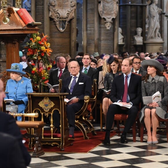 Elizabeth II, le prince Philip, le prince William, Kate Middleton, le prince Harry et le prince Andrew en l'abbaye de Westminster, le 14 mars 2016, pendant le service du Commonwealth Day.