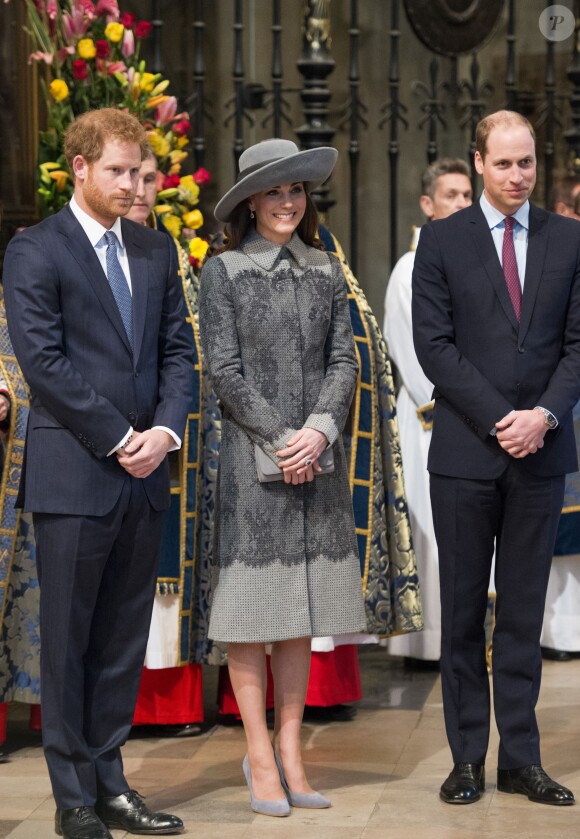 Le prince Harry, Kate Middleton, duchesse de Cambridge, et le prince William devant l'abbaye de Westminster, le 14 mars 2016, après le service du Commonwealth Day.