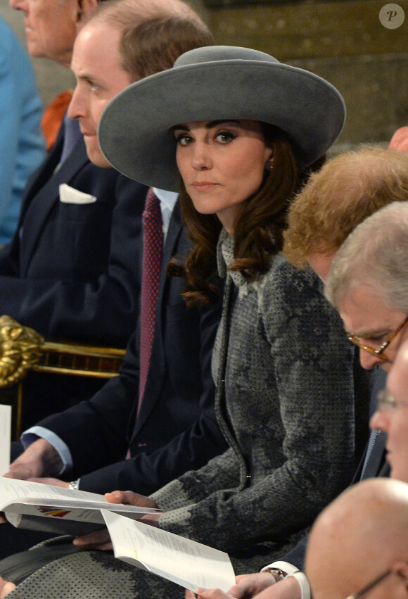 Kate Middleton, entre les princes William et Harry, lors du service du Commonwealth Day en l'abbaye de Westminster le 14 mars 2016.