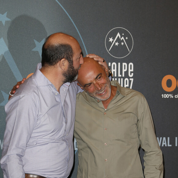 Kad Merad (président du jury), Patrick Bosso (membre du jury) - Photocall de la soirée de clôture du 19e Festival International du film de Comédie de l'Alpe d'Huez, le 16 janvier 2016.© Dominique Jacovides/Bestimage