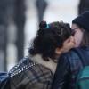 Exclusif - Kristen Stewart et sa compagne Soko (Stéphanie Sokolinski) partagent un baiser lors d'une balade romantique à Paris le 15 mars 2016.