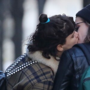 Exclusif - Kristen Stewart et sa compagne Soko (Stéphanie Sokolinski) partagent un baiser lors d'une balade romantique à Paris le 15 mars 2016.