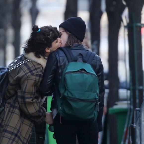 Exclusif - Kristen Stewart et sa compagne Soko (Stéphanie Sokolinski) partagent un baiser lors d'une balade romantique à Paris le 15 mars 2016.