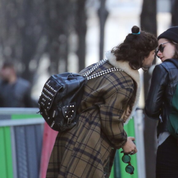 Exclusif - Kristen Stewart et sa compagne Soko (Stéphanie Sokolinski) partagent un baiser lors d'une balade romantique à Paris le 15 mars 2016.