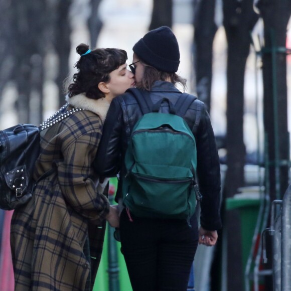 Exclusif - Kristen Stewart et sa compagne Soko (Stéphanie Sokolinski) partagent un baiser lors d'une balade romantique à Paris le 15 mars 2016.