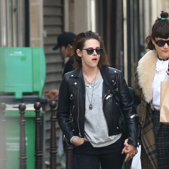 Exclusif - Kristen Stewart et sa compagne Soko (Stéphanie Sokolinski) partagent un baiser lors d'une balade romantique à Paris le 15 mars 2016.