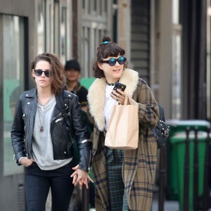 Exclusif - Kristen Stewart et sa compagne Soko (Stéphanie Sokolinski) partagent un baiser lors d'une balade romantique à Paris le 15 mars 2016.