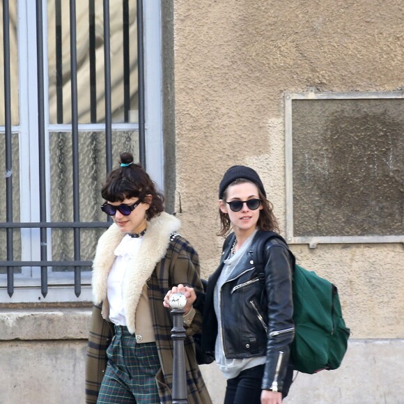 Exclusif - Kristen Stewart et sa compagne Soko (Stéphanie Sokolinski) partagent un baiser lors d'une balade romantique à Paris le 15 mars 2016.