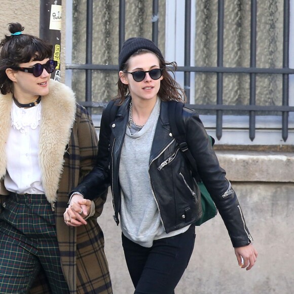 Exclusif - Kristen Stewart et sa compagne Soko (Stéphanie Sokolinski) partagent un baiser lors d'une balade romantique à Paris le 15 mars 2016.