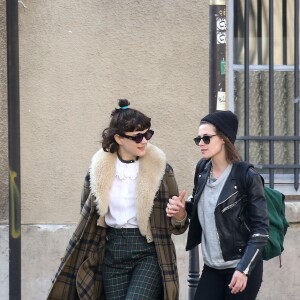 Exclusif - Kristen Stewart et sa compagne Soko (Stéphanie Sokolinski) partagent un baiser lors d'une balade romantique à Paris le 15 mars 2016.