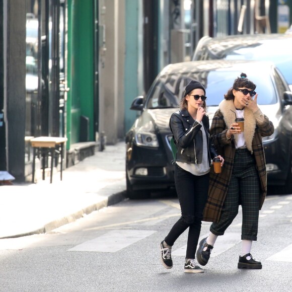 Exclusif - Kristen Stewart et sa compagne Soko (Stéphanie Sokolinski) partagent un baiser lors d'une balade romantique à Paris le 15 mars 2016.