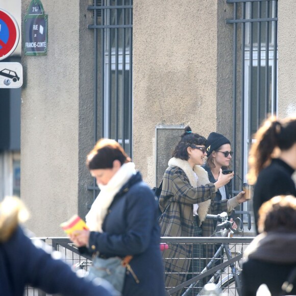 Exclusif - Kristen Stewart et sa compagne Soko (Stéphanie Sokolinski) partagent un baiser lors d'une balade romantique à Paris le 15 mars 2016.