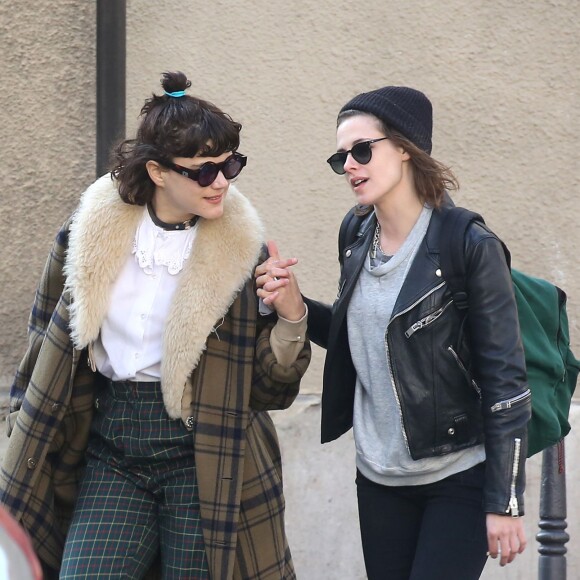 Exclusif - Kristen Stewart et sa compagne Soko (Stéphanie Sokolinski) partagent un baiser lors d'une balade romantique à Paris le 15 mars 2016.