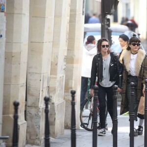 Exclusif - Kristen Stewart et sa compagne Soko (Stéphanie Sokolinski) partagent un baiser lors d'une balade romantique à Paris le 15 mars 2016.